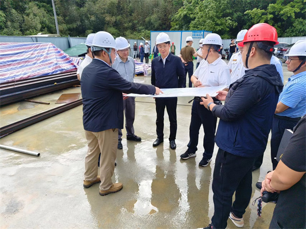 4月28日，市委常務(wù)、常務(wù)副市長任生調(diào)研新安江防洪項目建設(shè)情況，黃山徽投集團副總經(jīng)理張高峰陪同調(diào)研。.jpg