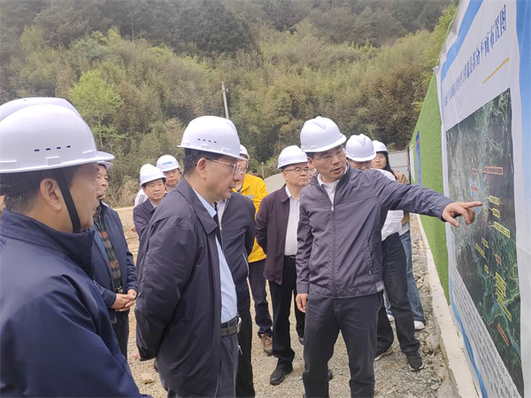 4月1日，安徽省人大常委會副主任魏曉明查調(diào)研防洪項(xiàng)目進(jìn)展情況，縣政府縣長王奇勇等相關(guān)部門負(fù)責(zé)人陪同調(diào)研。.jpg