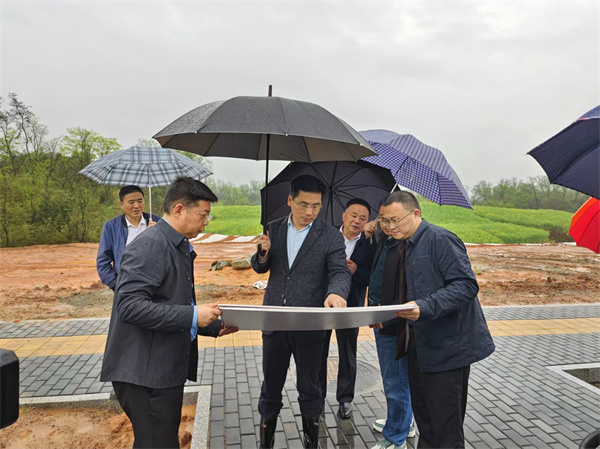 4月2日，洪董，潘總陪同王奇勇縣長一行調(diào)研重點項目1.jpg