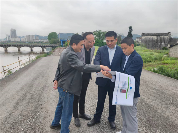 4月22日，王縣帶隊調(diào)研豐樂河右岸濱江路要素保障事宜1。.jpg