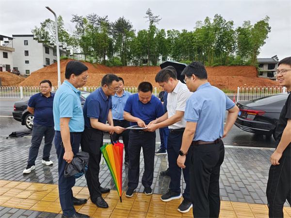 5月30日，洪董，余總陪同詹凱縣長一行調(diào)研富豐新城路網(wǎng)工程項目.jpg