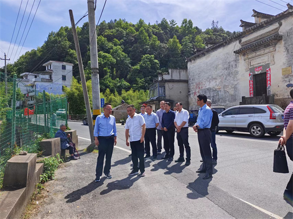 5月16日，洪董陪同汪凱書記一行調(diào)研水源地保護(hù)區(qū)。.jpg