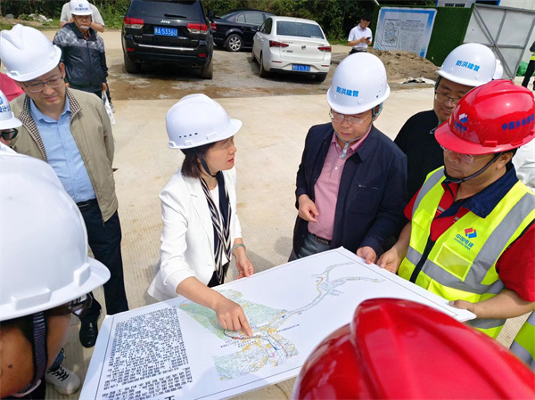 5月9日，江卓琪付市長調(diào)研新安江防洪治理工程，張總陪同。.jpg