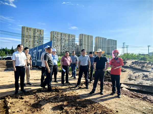 6月12日，洪董陪同王縣長調(diào)研新安江防洪治理工程。.jpg