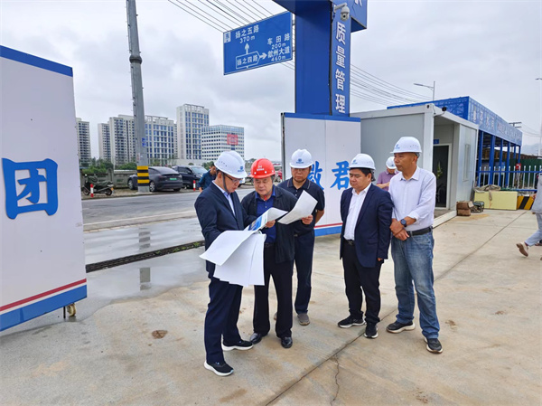 6月5日，集團領(lǐng)導陪同汪凱書記一行調(diào)研揚之學校工程項目.jpg