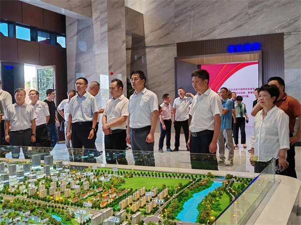 7月18日上午，歙縣人工智能創(chuàng)客中心正式投入使用并舉行揭牌儀式，縣委常委、常務(wù)副縣長詹凱主持儀式，縣委副書記、縣長王奇勇和徽投集團(tuán)黨委書記、董事長洪筱明共同為歙縣人工智能創(chuàng)客中心揭牌?？h委常委、縣經(jīng)開區(qū)管委會(huì)主任王坤，副縣長程衍生，縣政協(xié)副主席、財(cái)政局局長曹胡翠，縣直有關(guān)部門、縣各金融機(jī)構(gòu)主要負(fù)責(zé)同志，共同見證揭牌儀式，并觀摩富豐新城片區(qū)投資規(guī)劃沙盤、集團(tuán)企業(yè)館2。.jpg