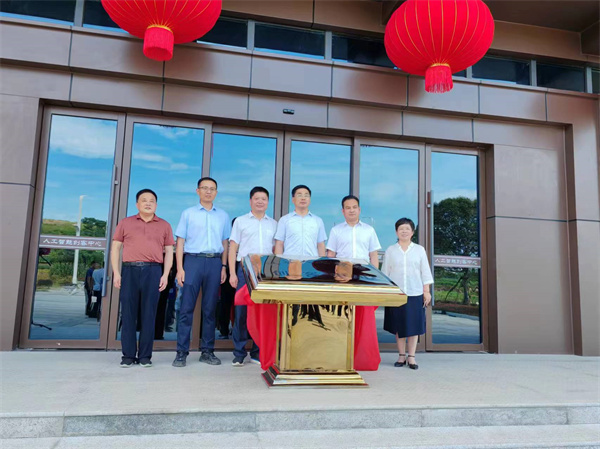 7月18日上午，歙縣人工智能創(chuàng)客中心正式投入使用并舉行揭牌儀式，縣委常委、常務(wù)副縣長詹凱主持儀式，縣委副書記、縣長王奇勇和徽投集團(tuán)黨委書記、董事長洪筱明共同為歙縣人工智能創(chuàng)客中心揭牌?？h委常委、縣經(jīng)開區(qū)管委會(huì)主任王坤，副縣長程衍生，縣政協(xié)副主席、財(cái)政局局長曹胡翠，縣直有關(guān)部門、縣各金融機(jī)構(gòu)主要負(fù)責(zé)同志，共同見證揭牌儀式，并觀摩富豐新城片區(qū)投資規(guī)劃沙盤、集團(tuán)企業(yè)館1。.jpg