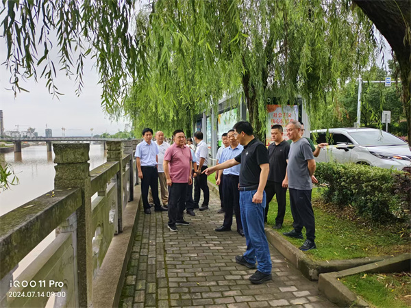 7月14日，洪董陪同王奇勇縣長一行調(diào)研水毀項目1.jpg