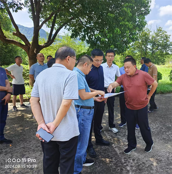 8月15日，洪董陪同王奇勇縣長一行到嘉城礦業(yè)調(diào)研.jpg