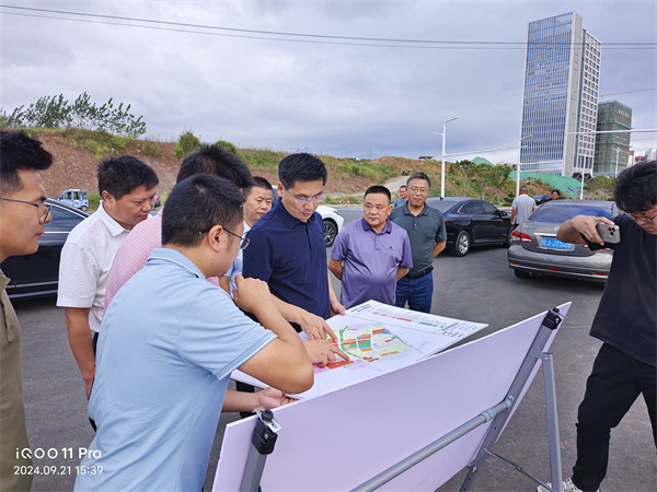 9月21日，洪董，張總陪同王奇勇縣長一行調(diào)研富豐新城片區(qū)開發(fā)推進情況。.jpg
