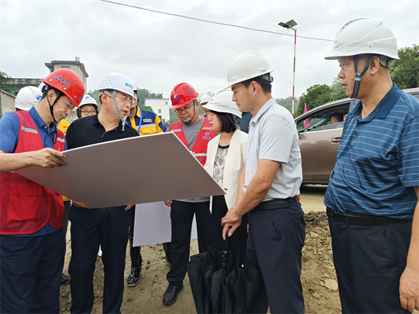 9月19日，江市長調研歙縣段防洪治理項目。.jpg