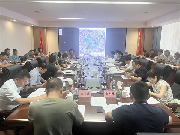 9月21日下午，王奇勇縣長在集團黨委會議室召開富豐新城片區(qū)開發(fā)工作推進工作會，縣領(lǐng)導詹凱、張暉，縣發(fā)改委、縣財政局、縣資規(guī)局、縣住建局、縣林業(yè)局、徽投集團、富豐新城投資開發(fā)公司、市政公司、徽城鎮(zhèn)、鄭村鎮(zhèn)、富堨鎮(zhèn)主要負責同志；縣紀委監(jiān)委、縣委組織部負責同志參加會議1。.jpg