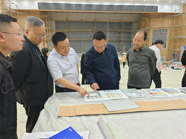 11月11日，洪董陪同汪凱書記一行督導(dǎo)行知學(xué)校一期工程項目.jpg