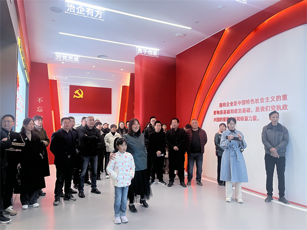 11月30日，黃山徽投集團紀委聯(lián)合集團婦聯(lián)開展“樹清廉家風(fēng)，建幸福家園”家庭助廉活動，為營造風(fēng)清氣正的企業(yè)政治生態(tài)貢獻家庭力量。活動邀請了集團各支部書記、近兩年來新任職的集團中層干部及其家屬等40余人參加，以別樣方式共話家風(fēng)建設(shè)，共筑廉潔防線1。.jpg