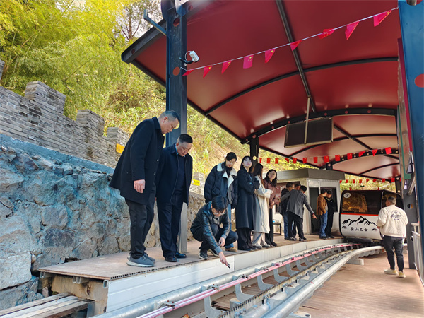 12月9日，縣人大鄭向陽主任，洪董率隊赴象山考察軌道爬山車項目.jpg