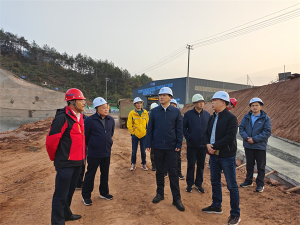 12月4日，洪董陪同王奇勇縣長一行調(diào)研防洪工程項目.jpg
