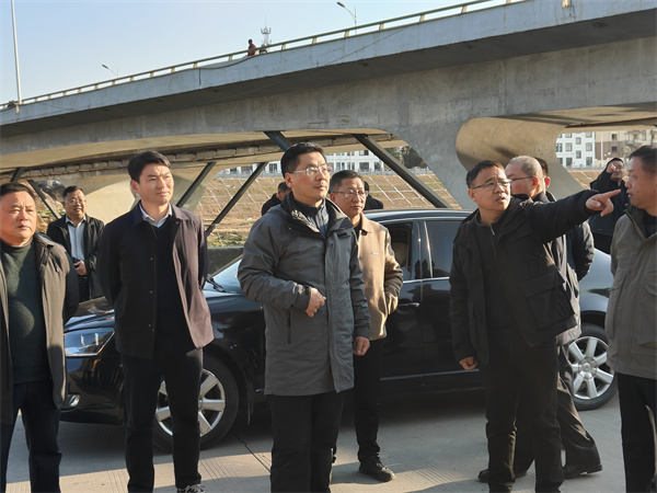 1月19日下午，縣政府縣長(zhǎng)實(shí)地調(diào)研新安江流域防洪治理工程項(xiàng)目進(jìn)展情況，副縣長(zhǎng)程偉，縣政府辦、縣水利局、縣應(yīng)急局、縣住建局、縣城管局、徽投集團(tuán)、徽城鎮(zhèn)、桂林鎮(zhèn)有關(guān)負(fù)責(zé)同志隨同參加。.jpg