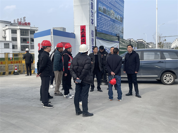 2月5日，縣長王奇勇帶隊(duì)調(diào)研新徽商創(chuàng)業(yè)基地一期一標(biāo)段項(xiàng)目春節(jié)后復(fù)工復(fù)產(chǎn)工作，黃山徽投集團(tuán)總經(jīng)理潘楷金陪同調(diào)研。.jpg