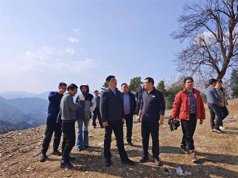 3月18日，縣長(zhǎng)王奇勇帶隊(duì)調(diào)研石潭景區(qū)項(xiàng)目，黃山徽投集團(tuán)黨委書(shū)記、董事長(zhǎng)洪筱明陪同調(diào)研。.jpg