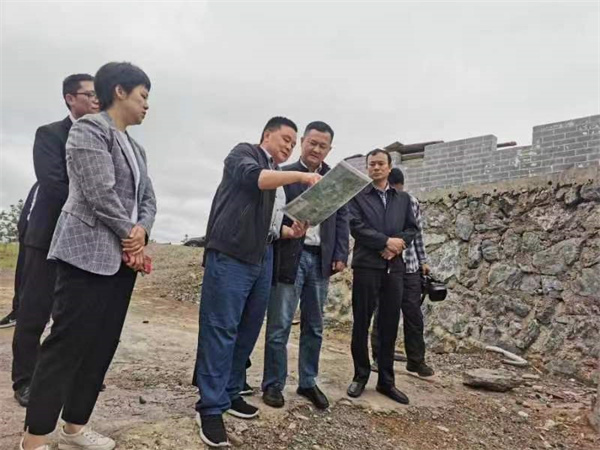 5月10日，副縣長徐涌泗一行調(diào)研湖田山項目，黃山徽投集團(tuán)黨委書記、董事長洪筱明，湖田山執(zhí)行董事邢輝姣陪同2.jpg