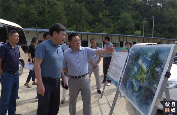 6月18日，縣委常委、常務(wù)副縣長吳志平帶隊(duì)先后來到城區(qū)備用飲用水源保護(hù)區(qū)治理工程、第三水廠及供水管網(wǎng)配套延伸工程、漁梁風(fēng)貌整治提升工程、城區(qū)老舊管網(wǎng)提升項(xiàng)目、游泳館二期等重點(diǎn)項(xiàng)目建設(shè)現(xiàn)場，黃山徽投集團(tuán)黨委書記、董事長洪筱明陪同。.png