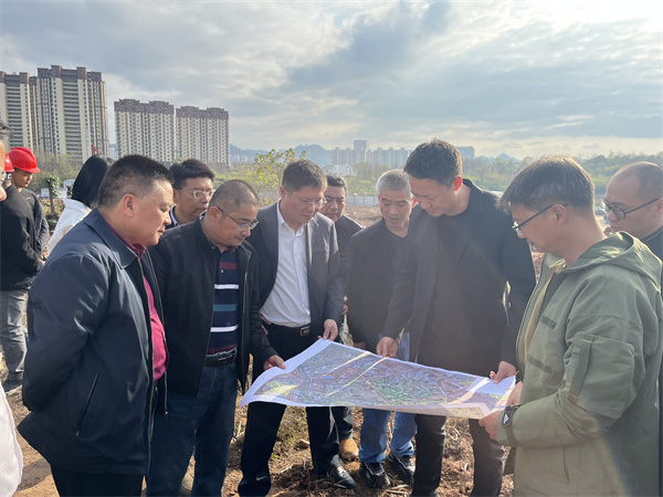 11月20日，縣委常務(wù)、副縣長詹凱帶隊(duì)調(diào)研集團(tuán)富豐新城商務(wù)服務(wù)中心項(xiàng)目規(guī)劃設(shè)計(jì)，洪董，余總陪同調(diào)研。.jpg