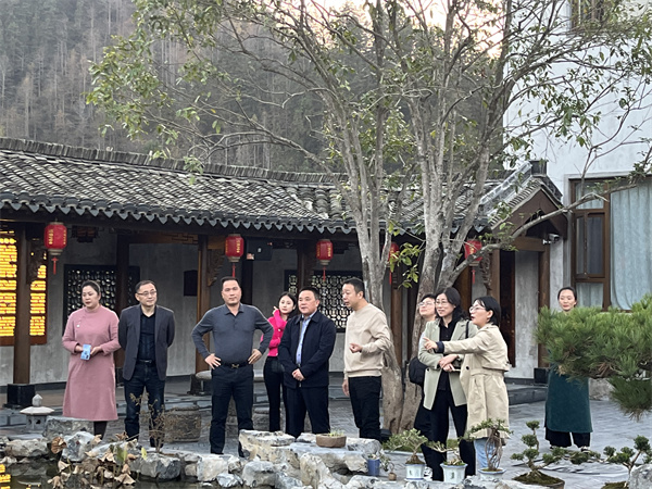 11月26日，縣人大鄭向陽(yáng)主任帶隊(duì)考察黟縣泊心云宿建成運(yùn)營(yíng)情況，洪董，方總，葉總陪同調(diào)研。.jpg