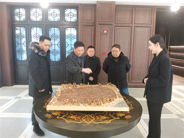 2月2日，縣委常委、副縣長詹凱赴上海開展“雙招雙引”工作，考察調(diào)研露香園城市更新項目，并與上海城投控股對接洽談，誠邀上海城投到歙縣考察投資，參與富豐新城建設。1.jpg