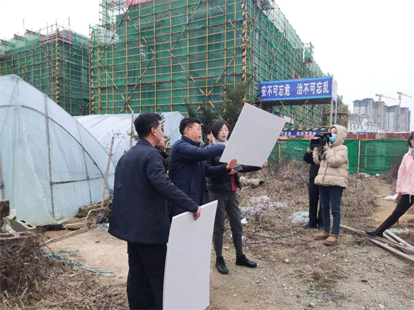2月2日，副縣長(zhǎng)林一凡會(huì)市監(jiān)局、徽城鎮(zhèn)等相關(guān)部門調(diào)研城西鄰里中心附屬配套物管用房項(xiàng)目.jpg