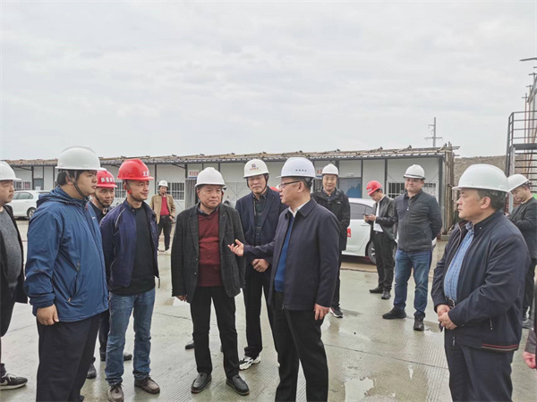 4月4日，縣委書記汪凱在徽投集團(tuán)董事長洪筱明的陪同下檢查徽投大樓安全生產(chǎn)情況，汪書記詢問項(xiàng)目日常安全管理情況，并對項(xiàng)目經(jīng)理、安全員、技術(shù)負(fù)責(zé)人、項(xiàng)目總監(jiān)等就施工安全生產(chǎn)工作提出殷切希望。.jpg