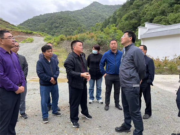 5月22日，王奇勇縣長一行前往610礦調(diào).jpg