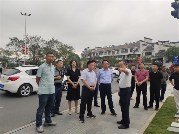 6月5日，洪董陪同汪凱書記一行調(diào)研古城公園提升改造項(xiàng)目.jpg