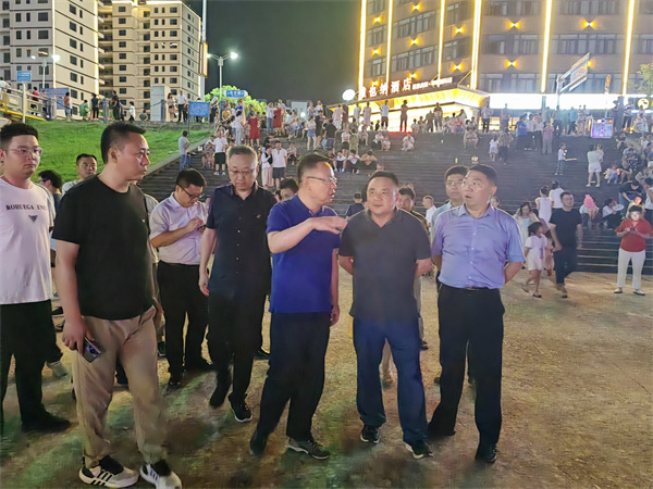 7月15日，汪凱書記視察百花夜市，并就985綠道項目前期工作進行指導(dǎo)，洪董，張總陪同調(diào)研。.jpg