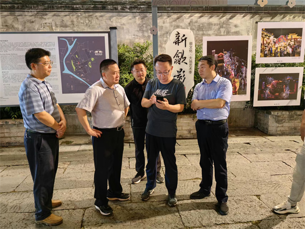 9月11日，汪凱書(shū)記夜間調(diào)研古城三期項(xiàng)目，對(duì)部分節(jié)點(diǎn)提升進(jìn)行指導(dǎo)，黃山徽投集團(tuán)黨委書(shū)記、董事長(zhǎng)洪筱明，副總經(jīng)理張高峰陪同調(diào)研。.jpg