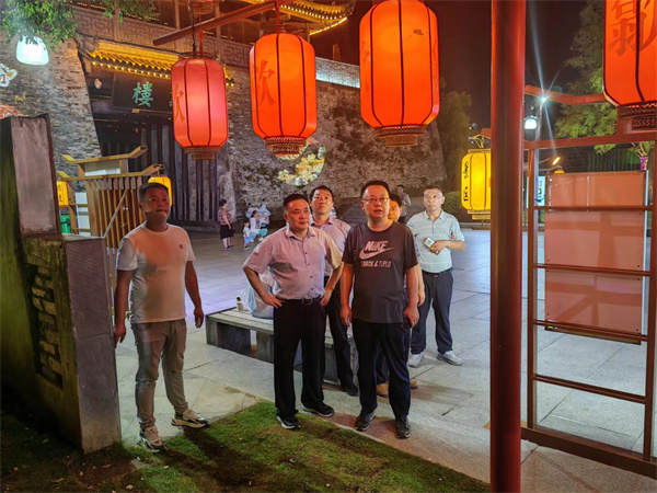 9月11日，汪凱書(shū)記夜間調(diào)研古城三期項(xiàng)目，對(duì)部分節(jié)點(diǎn)提升進(jìn)行指導(dǎo)，洪董，張總陪同調(diào)研。.jpg