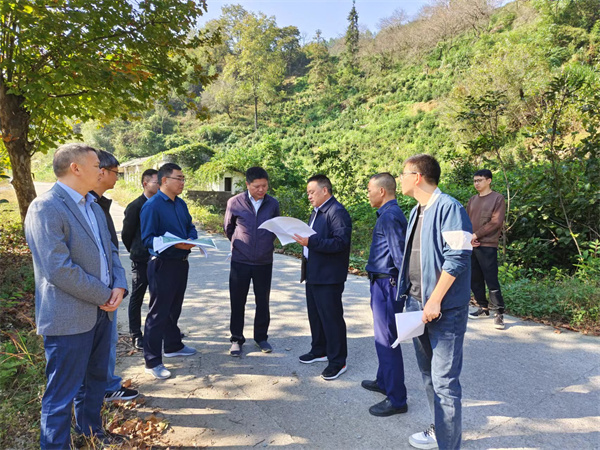 10月18日，洪董陪同詹凱縣長一行調(diào)研6l0礦開發(fā)項目.jpg